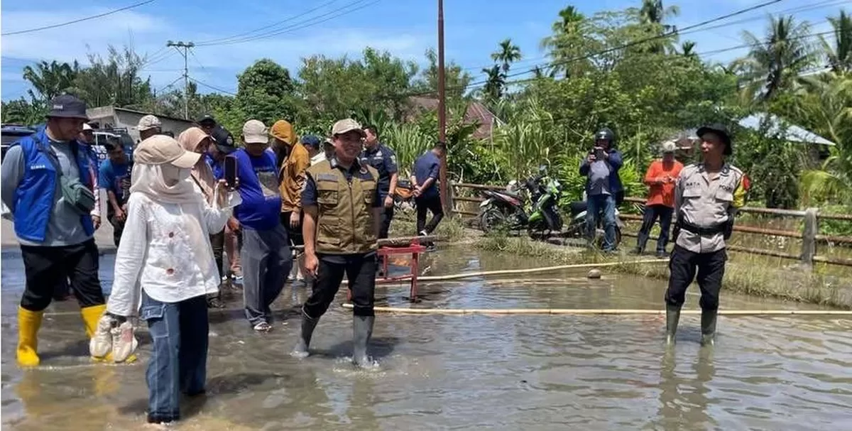 Wali Kota Bengkulu. Dedy Wahyudi meninjau  lokasi banjir di Kelurahan Tanjung Jaya, Kecamatan Sungai Serut untuk memastikan kondisi para korban aman dan ketinggian banjir mulai surut.(Foto/Ist)