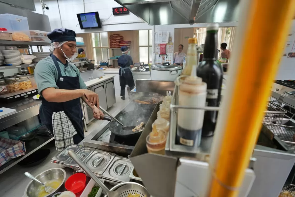 Restoran legendaris Bon Ami Surabaya mengandalkan gas bumi PGN untuk operasional dapur, menghadirkan proses memasak yang stabil, aman, dan efisien demi menjaga kualitas rasa hidangan.