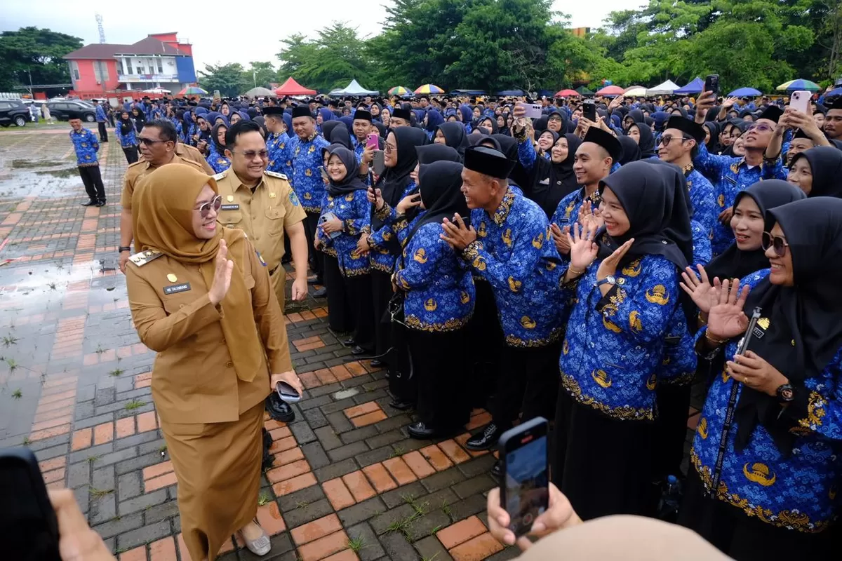 Bupati Gowa, Sitti Husniah Talenrang, Wakil Bupati Darmawangsyah Muin, Sekretaris Daerah Kabupaten Gowa, Andy Azis di hadapan PPPK Paruh Waktu usai upacara penyerahan SK. (Ist)