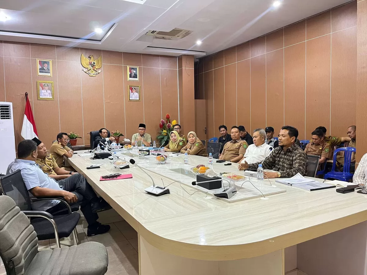 Wali Kota Bengkulu, Dedy Wahyudi menggelar rapat bersama pengurus DPD REI Bengkulu, para developer dan pimpinan OPD terkait pengentatan pemberian izin pengembangan perumahan di Kota Bengkulu.(Foto/Ist