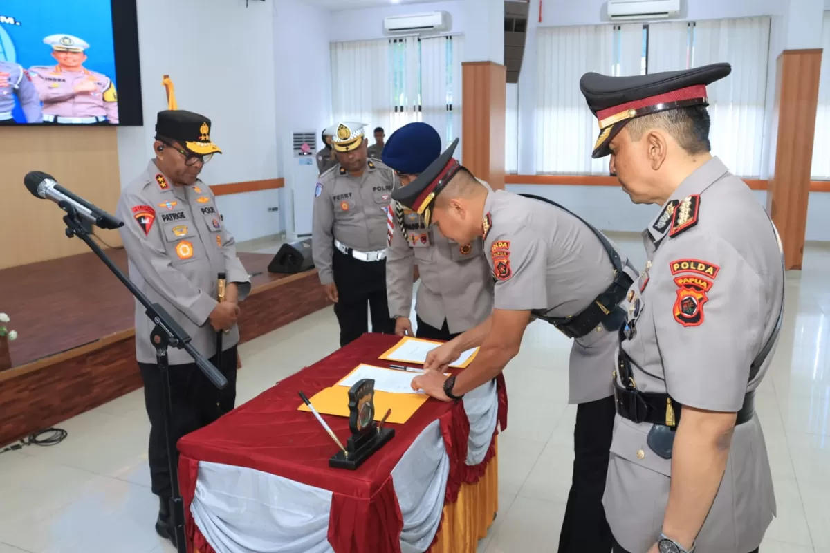 Kepala Kepolisian Daerah (Kapolda) Papua, Irjen Pol. Petrus Patrige Rudolf Renwarin, memimpin upacara serah terima jabatan (sertijab) terhadap tujuh pejabat utama Polda Papua (Humas Polda Papua)