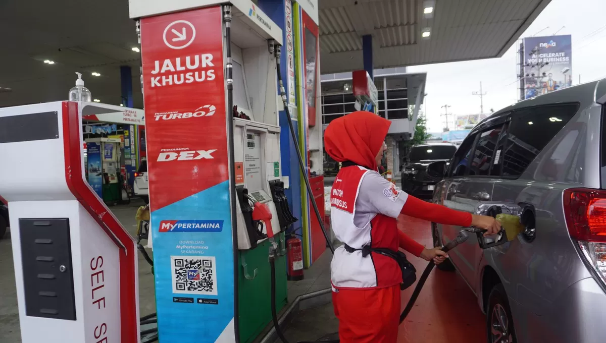 Petugas SPBU melayani pengisian BBM di Jawa Tengah. Selama libur Nataru 2025/2026, konsumsi Pertamax dan Dex Series meningkat seiring tingginya mobilitas masyarakat.