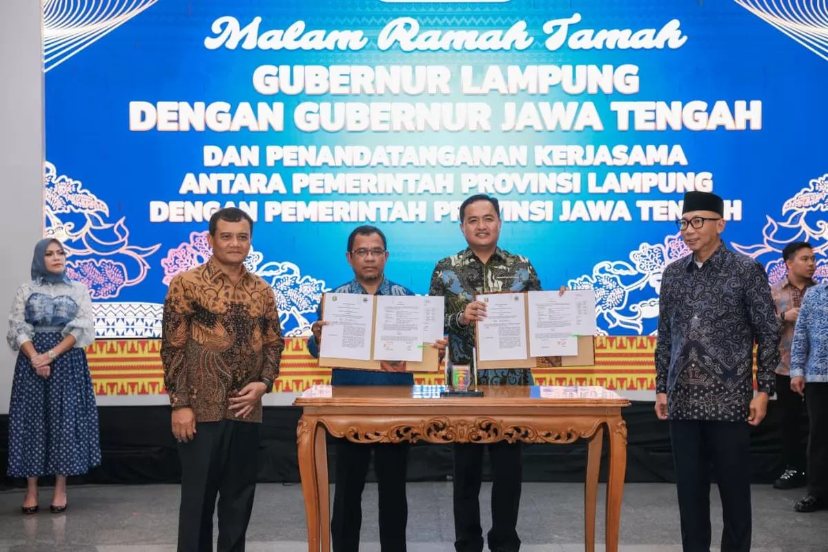 Gubernur Jawa Tengah Ahmad Luthfi dan Gubernur Lampung Rahmat Mirzani Djausal menyaksikan penandatanganan 11 kerja sama strategis di Bandar Lampung, Selasa (6/1/2026).