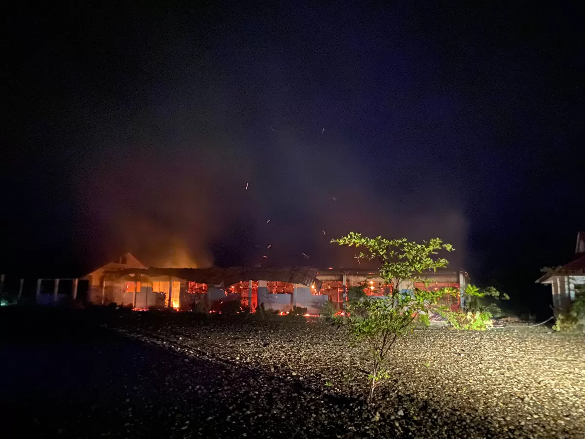 Kebakaran yang melanda bangunan SD YPK Metanoia di Distrik Dekai, Kabupaten Yahukimo, Rabu (7/1/2026) malam  (Humas Polda Papua)