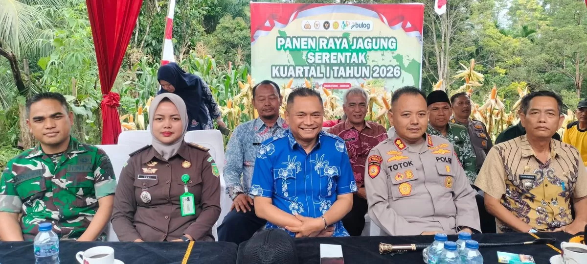 Bupati Rachmat Riyanto (ketiga dari kiri) menghadiri panen raya jagung serentak kwartal V tahun 2025, di Desa Karang Tengah, Kecamatan Karang Tinggi, Kamis 8 Januari 2026.(Foto/Ist)