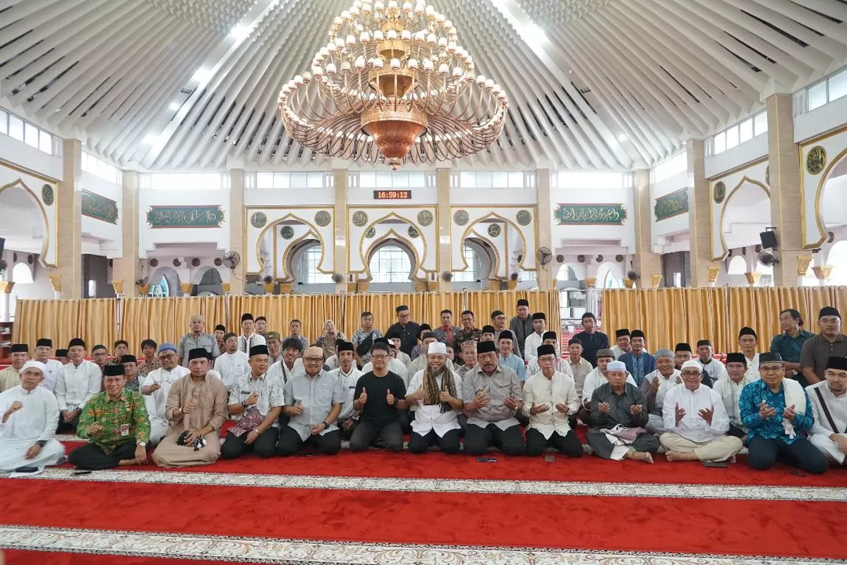 Gubernur Bengkulu, Helmi Hasan memberikan pengarahan kepala OPD dan ASN Pemprov Bengkulu peserta Retreat Merah Putih Angkatan V di Masjid Raya Baitul Izzah, Kota Bengkulu, Kamis 8 Januari 2026.(Foto/I