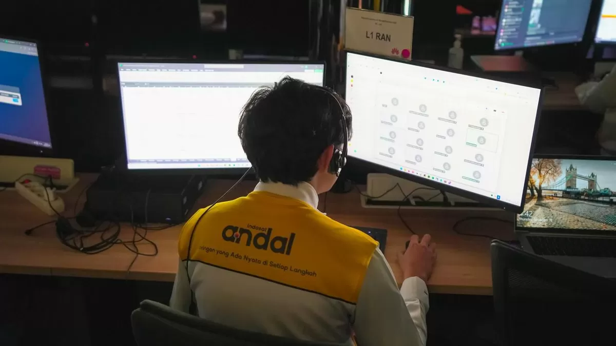 Petugas Indosat memantau kinerja jaringan melalui Digital Intelligence Operations Center (DIOC) berbasis AI guna memastikan layanan data tetap stabil selama lonjakan trafik Nataru 2025/2026.