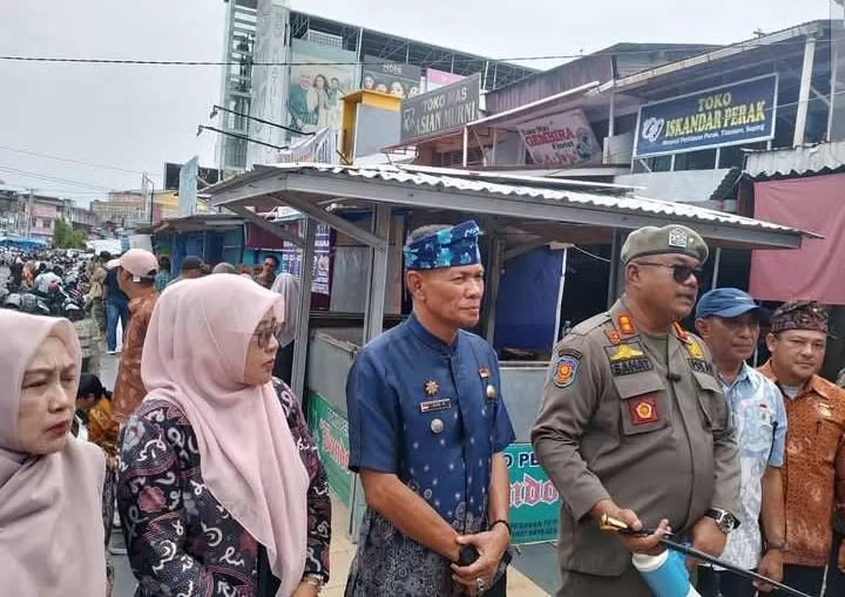 Plt Kadis Perindag Bengkulu, Alex Periansyah dan Kasat Pol PP, Sahat Sitomorang tengah memberikan pengarahan kepada PKL yang akan direlokasi ke Pasar Tradisional Modern (PTM) Kota Bengkulu.(Foto/Ist)