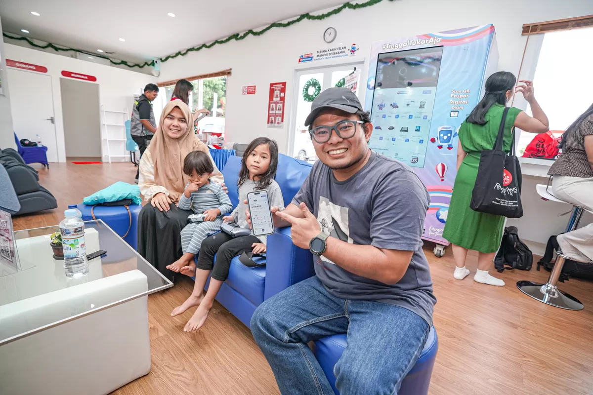 Pemudik memanfaatkan layanan Modular Dispenser BBM Portable dan Serambi MyPertamina di rest area wilayah Jateng&ndash;DIY selama libur Natal 2025 dan Tahun Baru 2026.