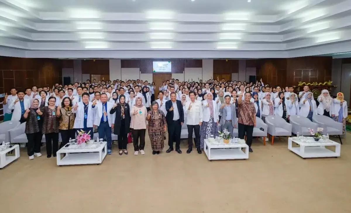 Ketua Komnas HAM RI Anis Hidayah berfoto bersama usai kuliah tamu bertema pendidikan kedokteran berbasis HAM pada PKKMB PPDS&ndash;PPDSS FK UNDIP Tahun Akademik 2025/2026 di Kampus Tembalang, Semarang.