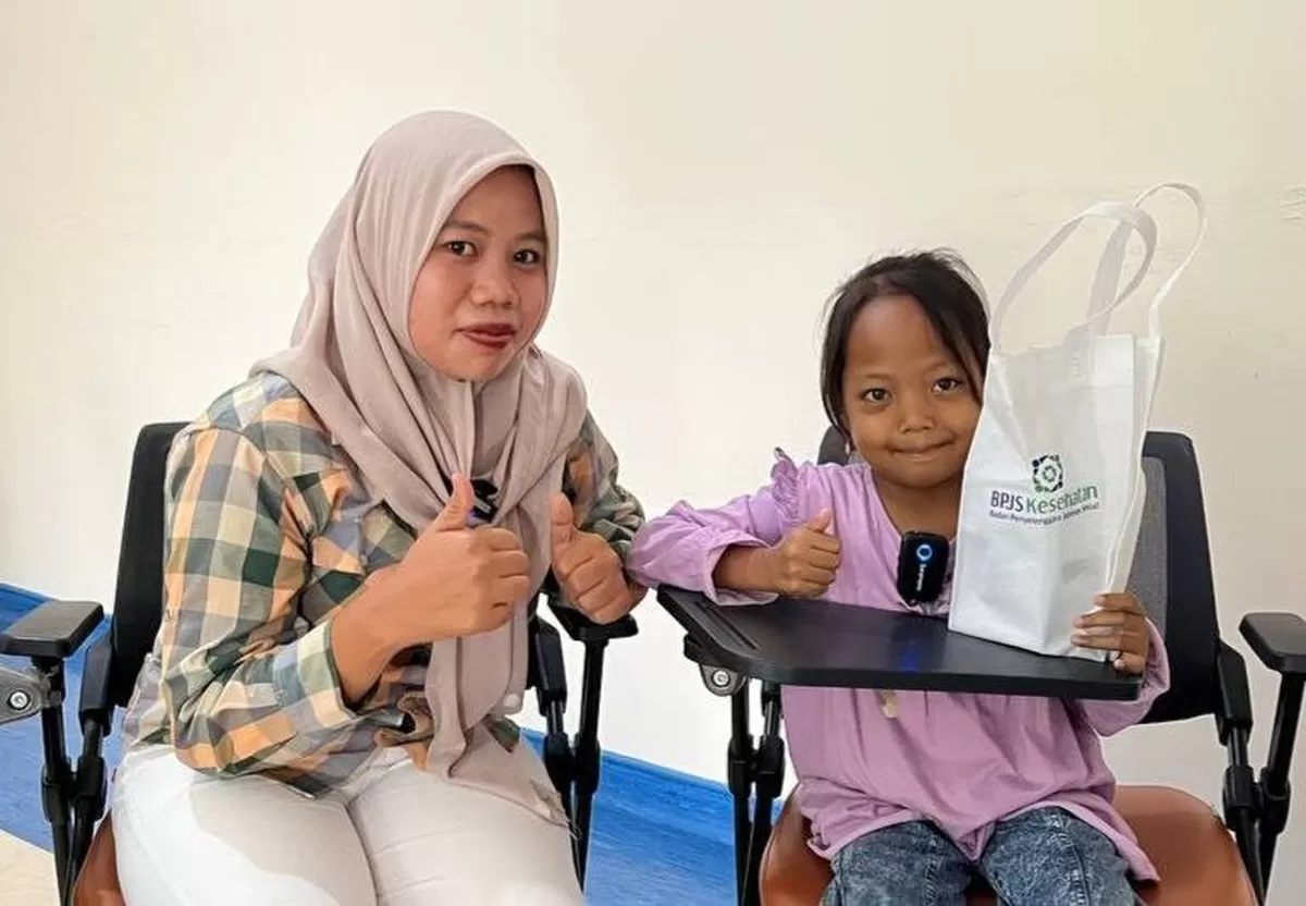 Safitri Yanti setia mendampingi putrinya, Andira, menjalani transfusi darah rutin. Program JKN menjadi harapan dan penopang keluarga melawan talasemia.