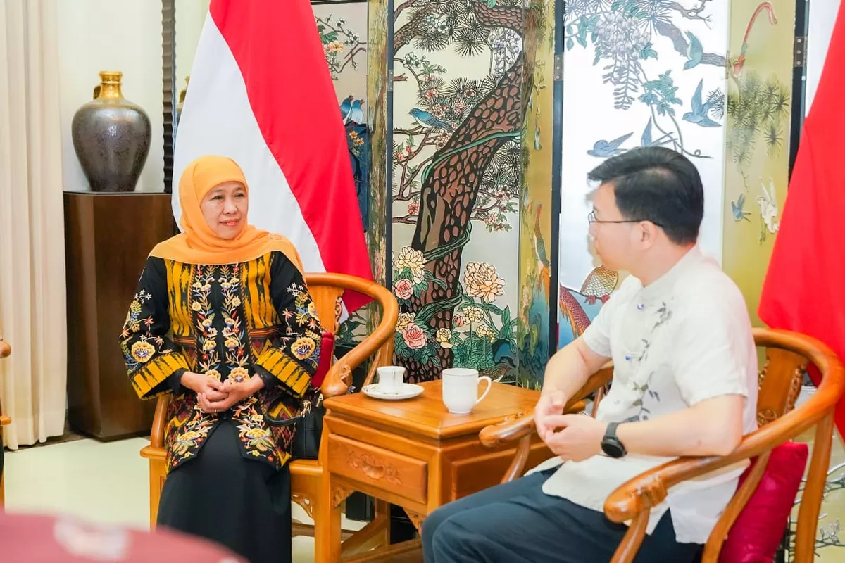 Gubernur Jatim Khofifah Indar Parawansa, saat bertemu Konjen RRT di Surabaya, Ye Su di kediaman Konjen, Sabtu (3/1/2026). (Ist)