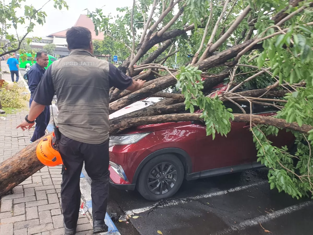 Dampak terjadinya puting beliung di Bandara Surabaya di  Sidoarjo, Jawa Timur, Kamis (8/1/2026). (Ist).