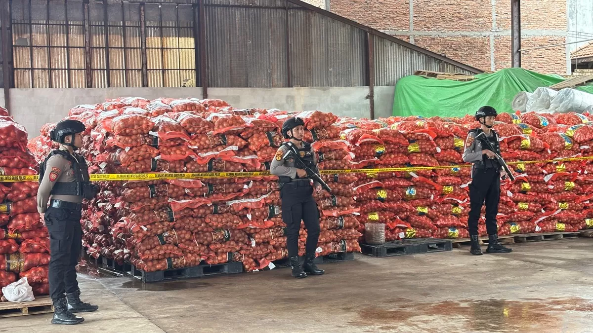 Petugas kepolisian bersama Kementerian Pertanian meninjau barang bukti 123 ton bawang bombay ilegal hasil pengungkapan kasus penyelundupan di kawasan Pelabuhan Tanjung Mas, Semarang.