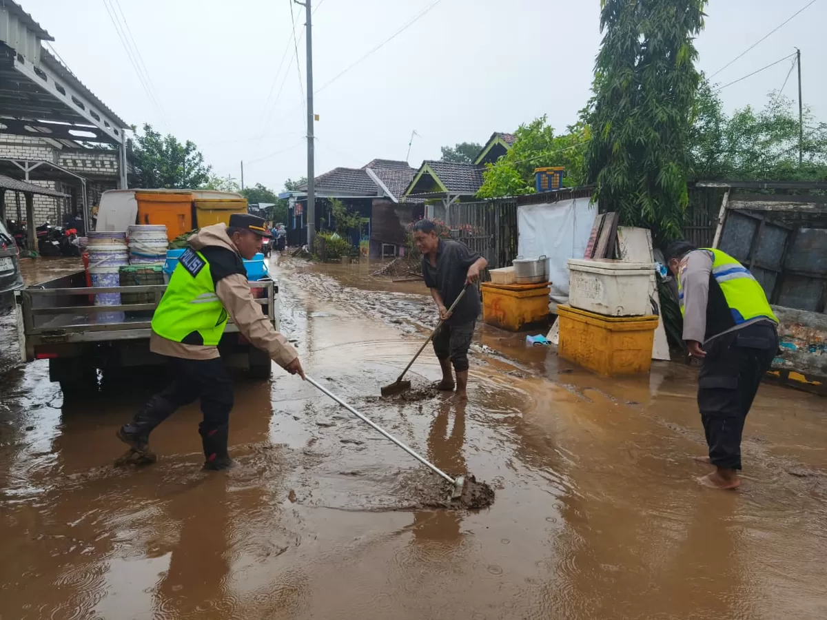 Personel Polsek Tlogowungu bersama TNI, BPBD, dan warga bergotong royong membersihkan material longsor yang menutup akses jalan di Dukuh Pulingan, Pati.