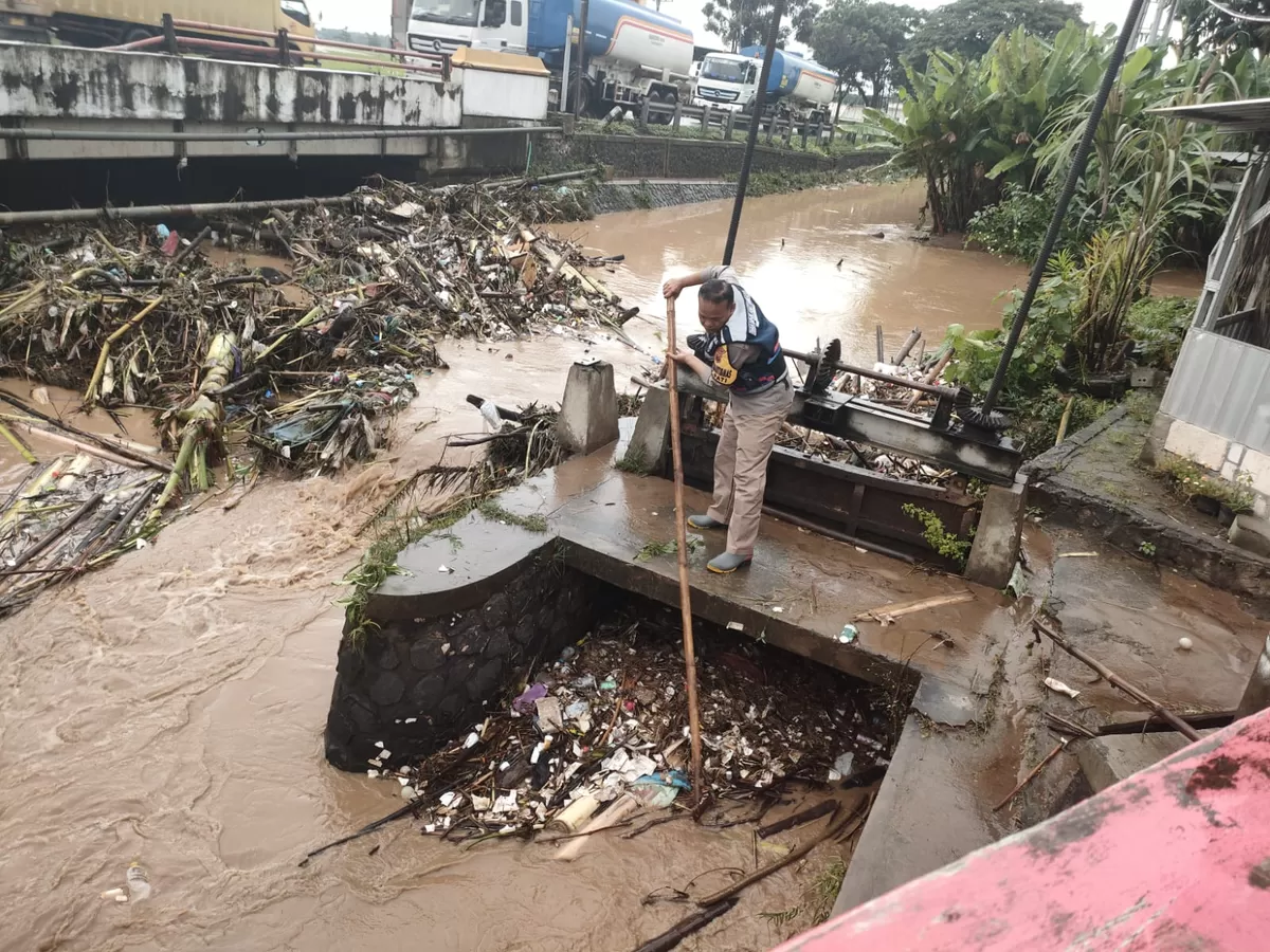 Personel Polsek Pati Kota memantau kondisi permukiman warga usai banjir akibat luapan sungai di Kecamatan Pati, Sabtu (10/1/2026).