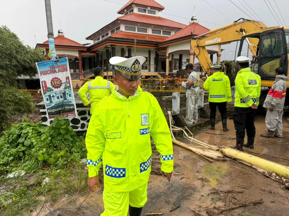 Personel Satlantas Polresta Pati melakukan pengaturan arus lalu lintas dan pemantauan titik rawan banjir usai hujan deras melanda wilayah Pati.