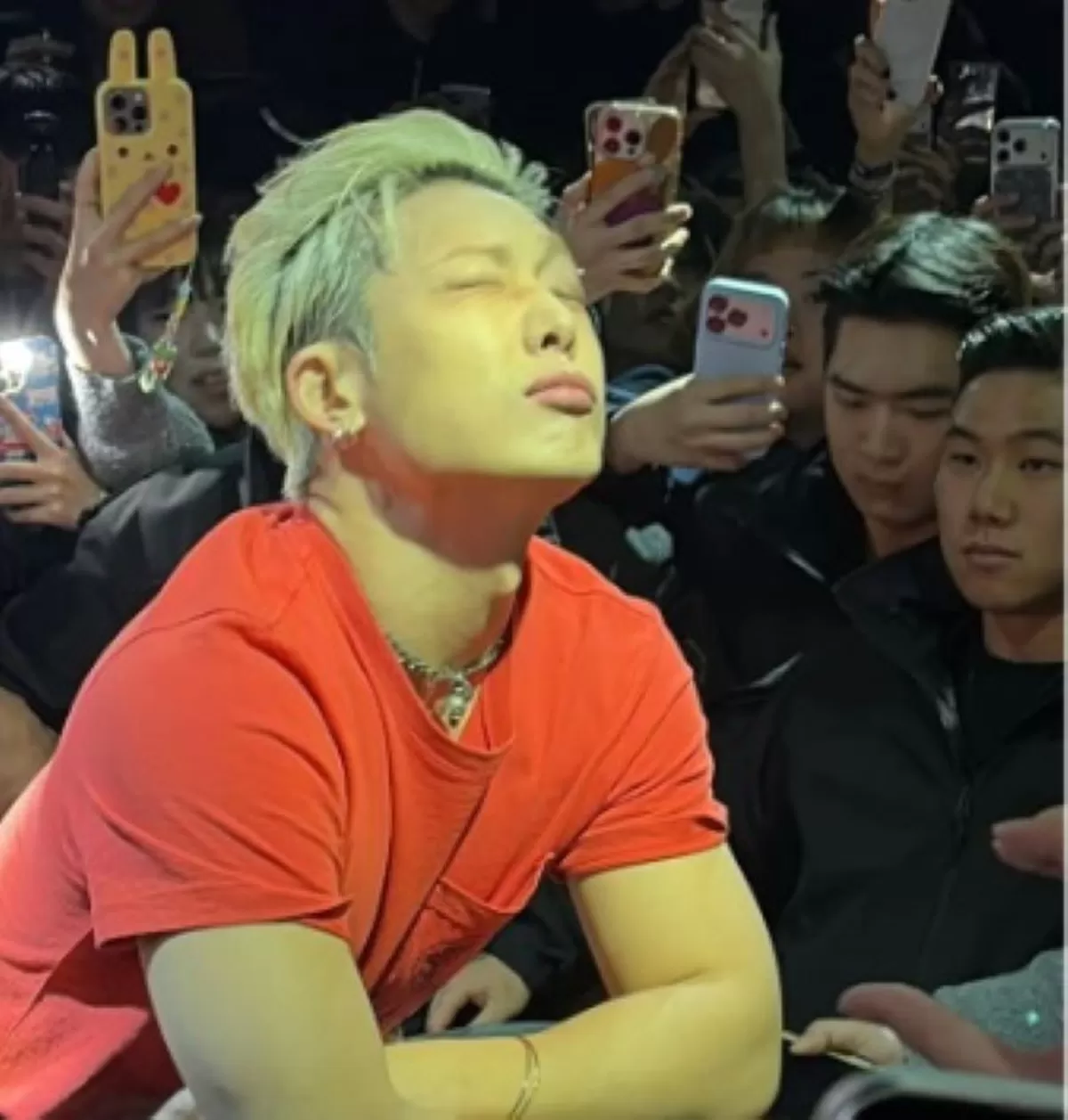 Bobby iKON kembali menjadi perbincangan hangat setelah kemunculan publik pertamanya pasca menyelesaikan wajib militer. 