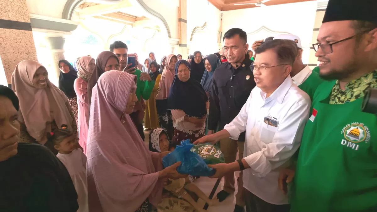 Jusuf Kalla menyerahkan bantuan perlengkapan sekolah di SD Negeri 10 Sawang dan bantuan perangkat akustik masjid di Masjid At-Taqwa, Gampong Blang Reuling, Kecamatan Sawang, Kabupaten Aceh Utara. (Ist