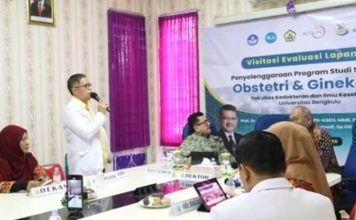 Dekan FKIK Unib dan Calon Ketua Prodi PPDS Obsgyn ketika melakukan presentasi di hadapan asesor.(Foto/Humas Unib)