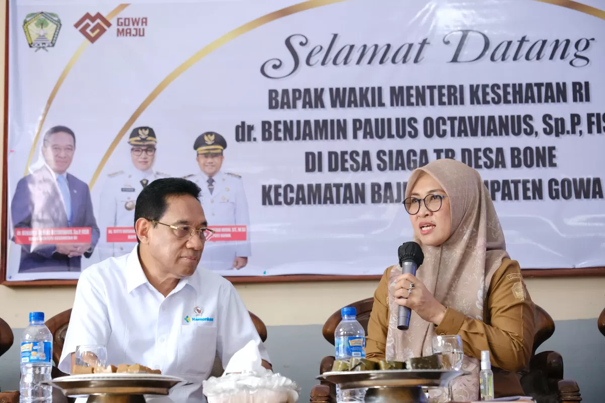 Wamenkes RI, dr Benjamin Paulus Octavianus didampingi Bupati Gowa saat kunjungan kerja di Desa Siaga TB, Desa Bone, Kecamatan Bajeng, Kabupaten Gowa, Selasa (13/1). (ist)