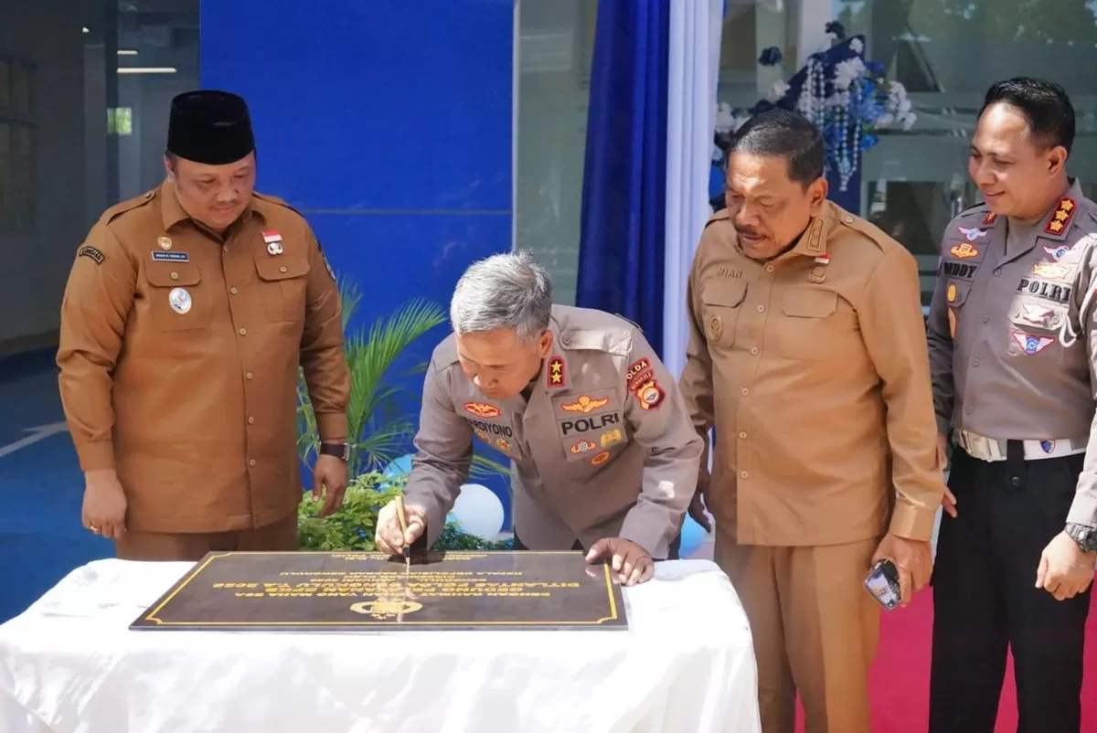 Kapolda Bengkulu, Irjen Pol Mardiyono disaksikan Wakil Wali Kota Bengkulu, Roni Tobing (kiri) dan Wagub Bengkulu, Mian (kanan) meresmikanb gedung layanan BPKB Dirlantas Polda Bengkulu.(Foto/Ist)