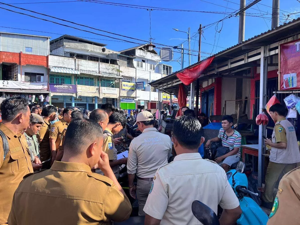 Tim gabungan Pemkot Bengkulu mulai melakukan pembersihan bangunan liar di kawasan Pasar Panorama Kota Bengkulu dalam rangka penataan kawasan pasar di wilayah ini.(Foto/Ist)  