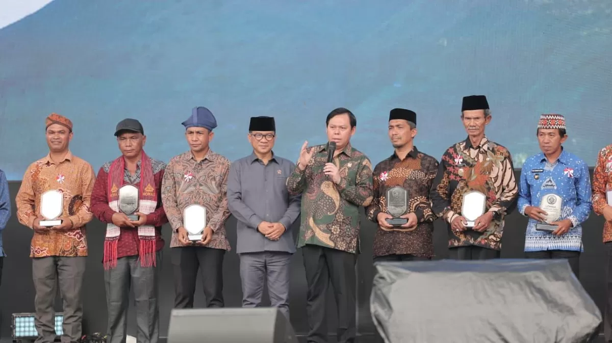 Ketua DPD-RI, Sultan B Najamudin (tengah) didampingi Mendes Yandri dan beberapa kepala desa memberikan sambutan pada acara peringatan Hari Desa Nasional tahun 2026 di Bayolali, Jateng.(Foto/DPD-Ri)