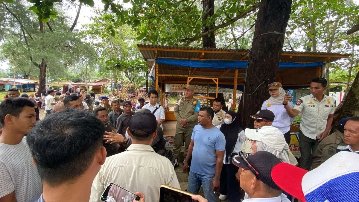Pemkot Bengkulu menertibkan pedagang kali lima (PKL) di sekitar Taman Berkas, Pantai Panjang, Kota Bengkulu, dalam upaya penataan ruang publik.(Foto/Ist) 