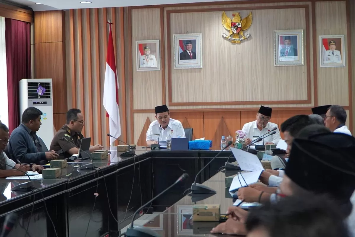 Pj Sekda Bengkulu, Herwan Antoni memimpin rapat persiapan pembangunan sekolah rakyat (SR) di Kota Bengkulu tahun 2026.(Foto/Ist)    