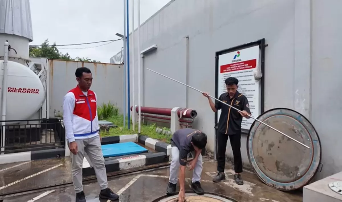Petugas menutup operasional SPBU Tanggulangin Kudus akibat banjir. Pertamina mengalihkan layanan ke SPBU terdekat demi keselamatan dan kelancaran distribusi BBM.