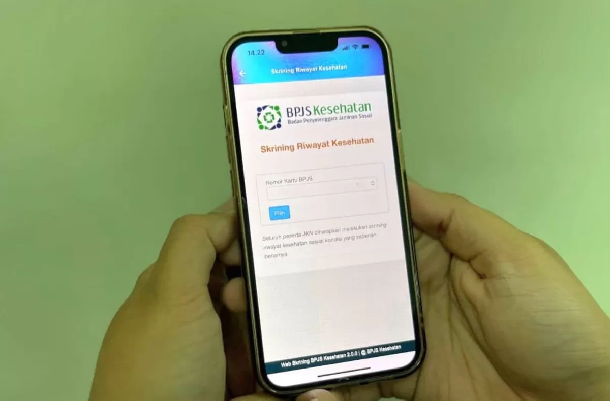 Peserta JKN melakukan Skrining Riwayat Kesehatan melalui Aplikasi Mobile JKN sebagai langkah deteksi dini risiko penyakit kronis.