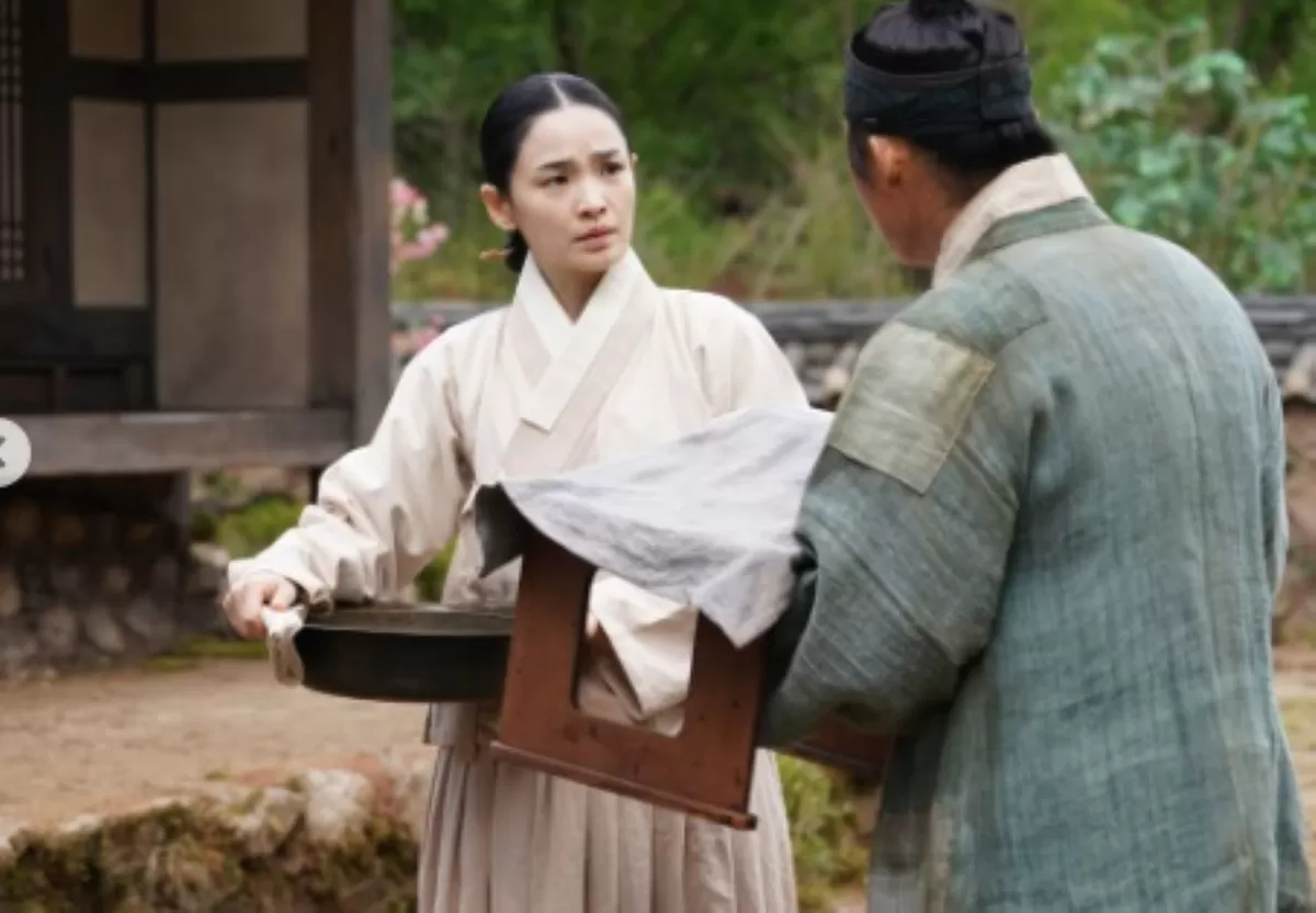 Aktris Jeon Mido bermain untuk film The King's Warden, yang merupakan film Korea pertama yang berpusat pada kisah tersembunyi Raja Danjong (Park Jihoon).  (IG coppamagz)
