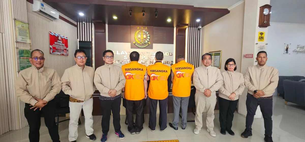 Penyidik OJK serahkan berkas dan tersangka kasus tindak pidana pasar modal ke JPU Kejari Boyolali, Jawa Tengah.(Foto/OJK)