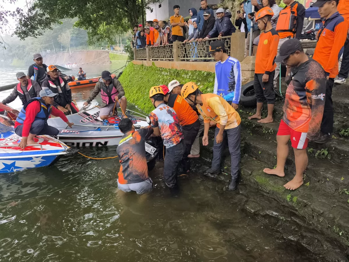Upaya penyelamatan korban akibat talud yang ambrol. (Ist)