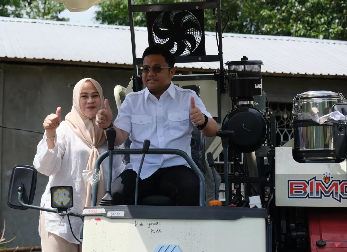 Wakil Bupati Gowa, Darmawangsyah Muin, mencoba alat mesin pertanian (alsintan) unit combine harvester (mesin panen modern multifungsi) bantuan dari Kementerian Pertanian RI. (Ist)