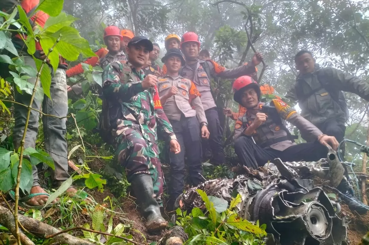 Mesin pesawat ATR - 400 ditemukan tim sar gabungan di sekitar lereng Gunung Bulu Saraung,&nbsp;Desa Tompobulu, Kecamatan Balocci,&nbsp;Kabupaten Pangkep, Sulawesi Selatan (Sulsel), Minggu (18/1/2026).(Ist)