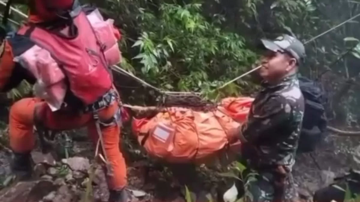 Evakuasi korban yang ditemukan Minggu (18/1/2026) berlangsung dramatis, para pemanjat tebing mengikat kantung berisi jenazah untuk ditarik ke lokasi ketinggian. (Ist)
