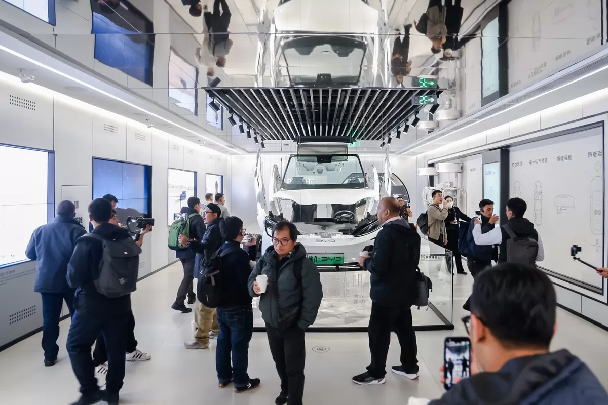 BYD Di-Space di Zhengzhou, museum sains NEV imersif pertama di Tiongkok. Ruang edukasi publik yang mengajak masyarakat menjelajahi 30 tahun inovasi BYD dan masa depan mobilitas berkelanjutan.