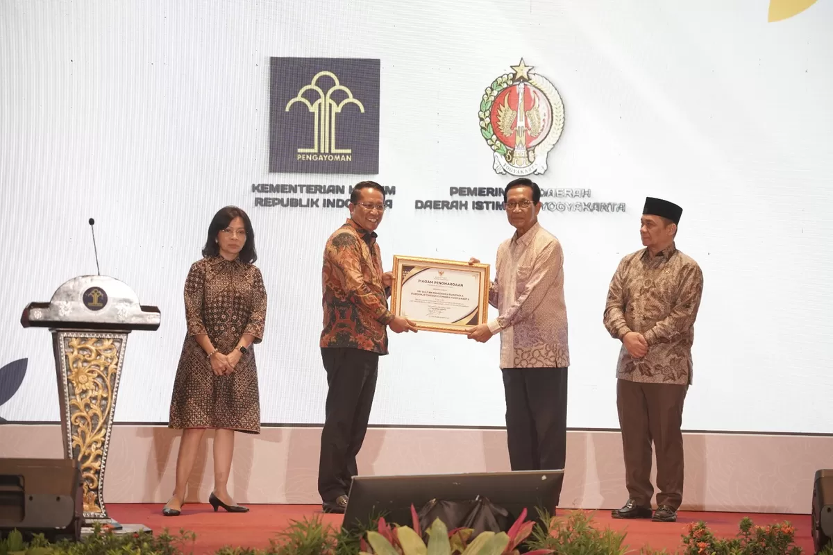 Menteri Hukum dan Hak Asasi Manusia Republik Indonesia, Supratman Andi Agtas bersama Gubernur DIY, Dalam peresmian 438 Pos Bantuan Hukum (Posbakum) Kalurahan/Kelurahan di DIY. (Doc. Humas Pemda DIY)