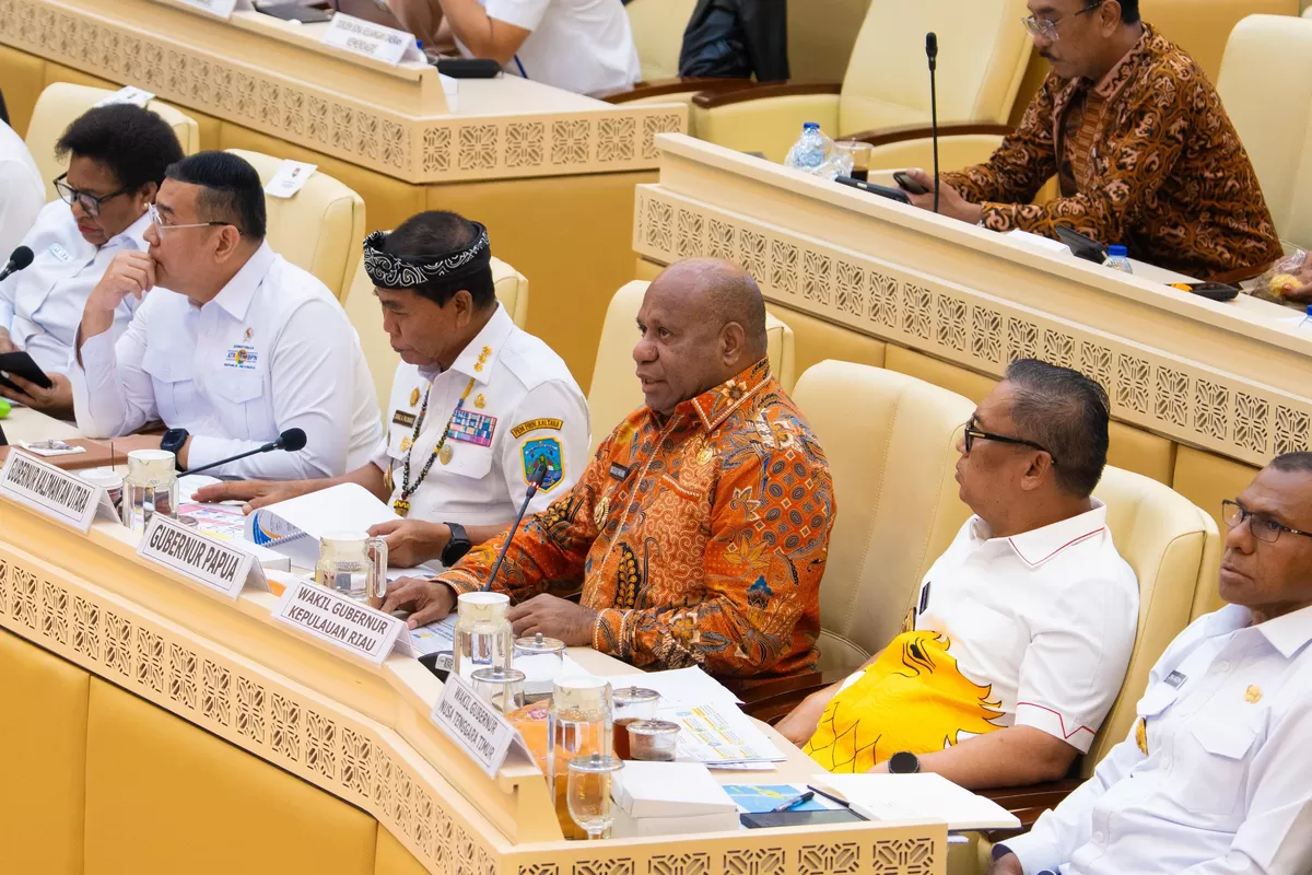 Gubernur Papua Matius D. Fakhiri tampil gagah dalam Rapat Kerja dan Rapat Dengar Pendapat Panitia Kerja (Panja) Perbatasan Negara Komisi II DPR RI di Gedung DPR, hari ini. (Media Gubernur Papua)