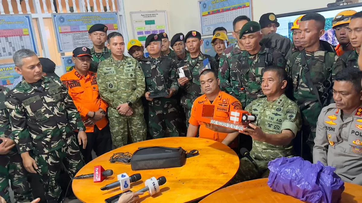 Kotak hitam (black box) pesawat ATR 42-500 yang jatuh di Pegunungan Bulusaraung, Kabupaten Pangkep, Sulawesi Selatan, diperlihatkan masih utuh, ditemukan, Rabu (21/1/2026). (Ist)