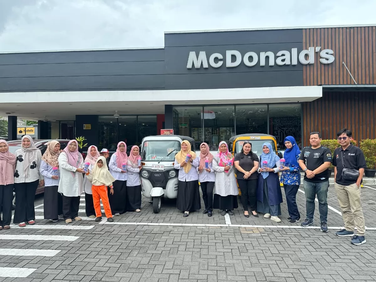 Bajaj Maxride hadir di Gathering Kepala SD Palebon, Semarang, berbagi edukasi transportasi aman dan ramah anak sekaligus memperkenalkan unit Bajaj secara langsung. (SP/Stefy Thenu)