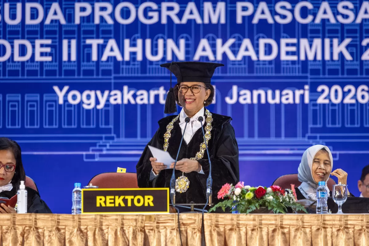 Rektor UGM Prof. Ova Emilia, mewisuda 1.061 lulusan pascasarjana dalam periode wisuda ini