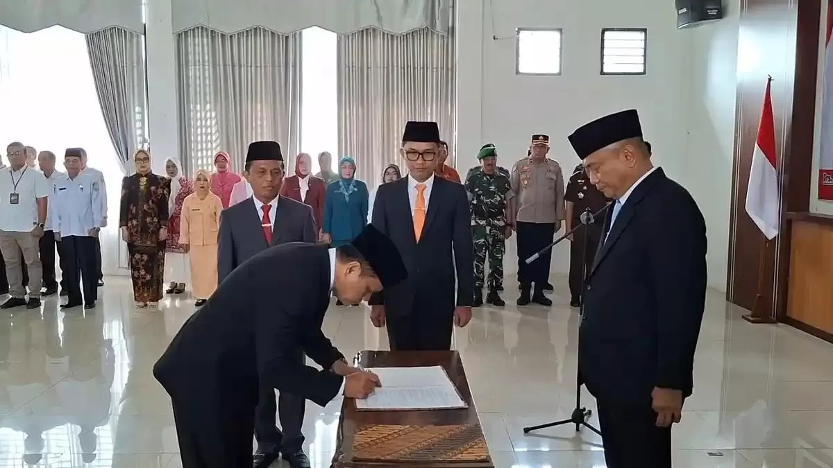 Bupati Rachmat Riyanto Lantik Tomi Marisi Sekda Bengkulu Tengah   Bengkulu, SUARA PEMBARUAN-Bupati Bengkulu Tengah Rachmat Riyanto melantik Tomi Marisi sebagai Sekretaris Daerah (Sekda) Kabupaten Beng