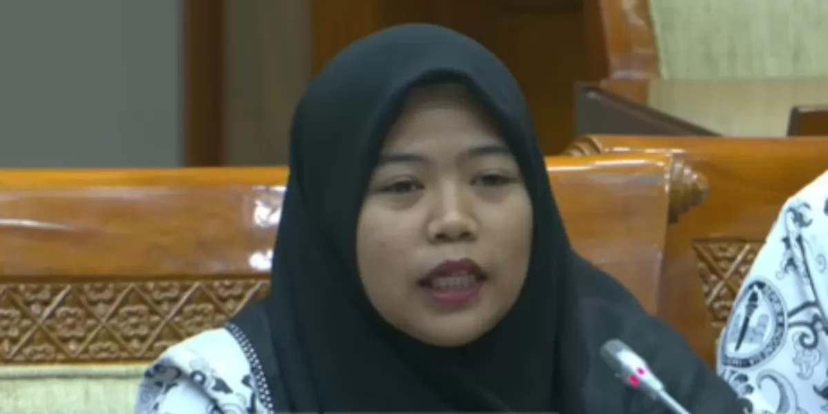 Guru SD di Muaro Jambi, Tri Wulansari menuturkan terkait kasus pelaporan terhadap dirinya ke polisi usai sempat merazia rambut siswa di sekolah. (YouTube.com / TVR Parlemen)
