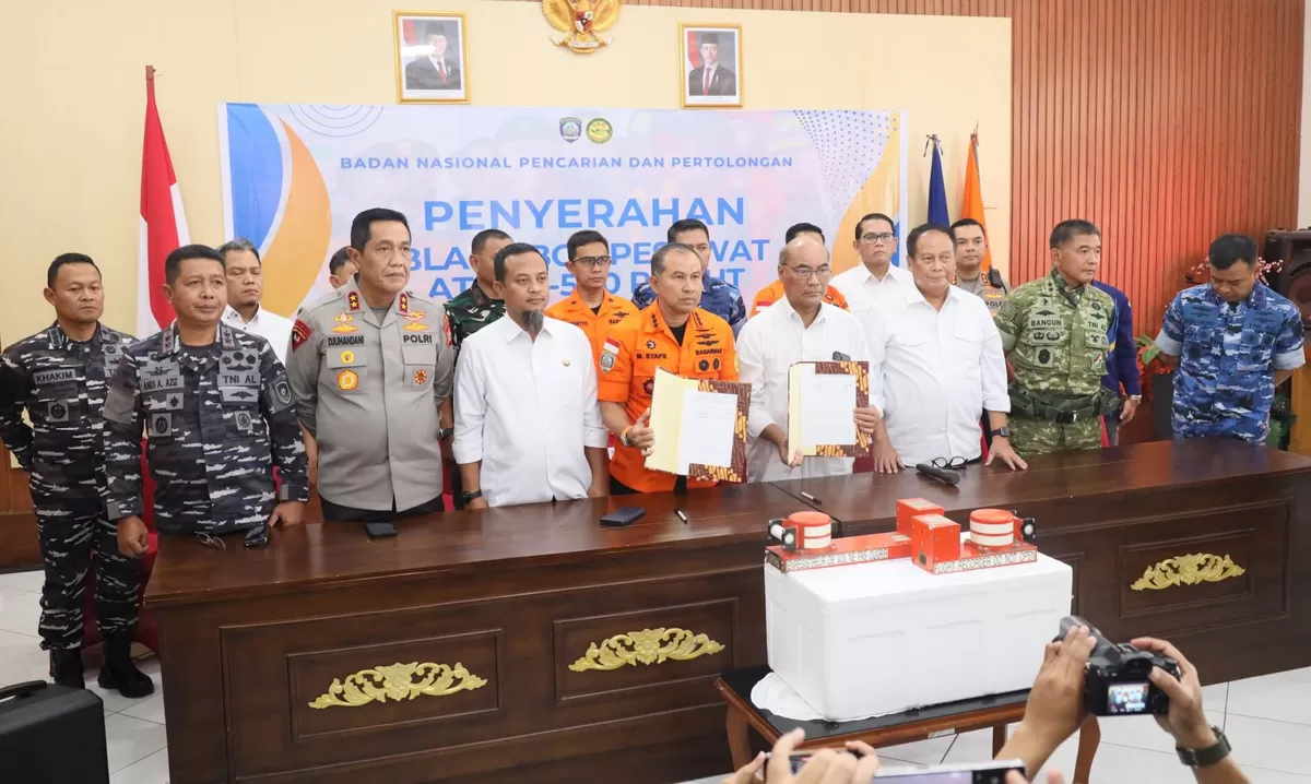 Prosesi serah terima kotak hitam pesawat ATR 42-500 ini dihadiri antara lain Ketua KNKT, Kabasarnas, Wamenhub RI , Gubernur Sulsel, Pangdam XIV Hasanuddin, Pangkodau II, Kapolda Sulsel. (Ist)