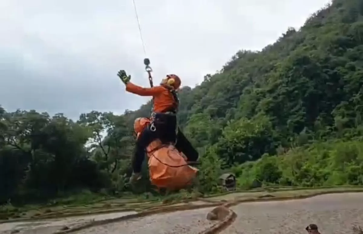 Evakuasi korban dilakukan oleh tim rescue Basarnas. (Ist)