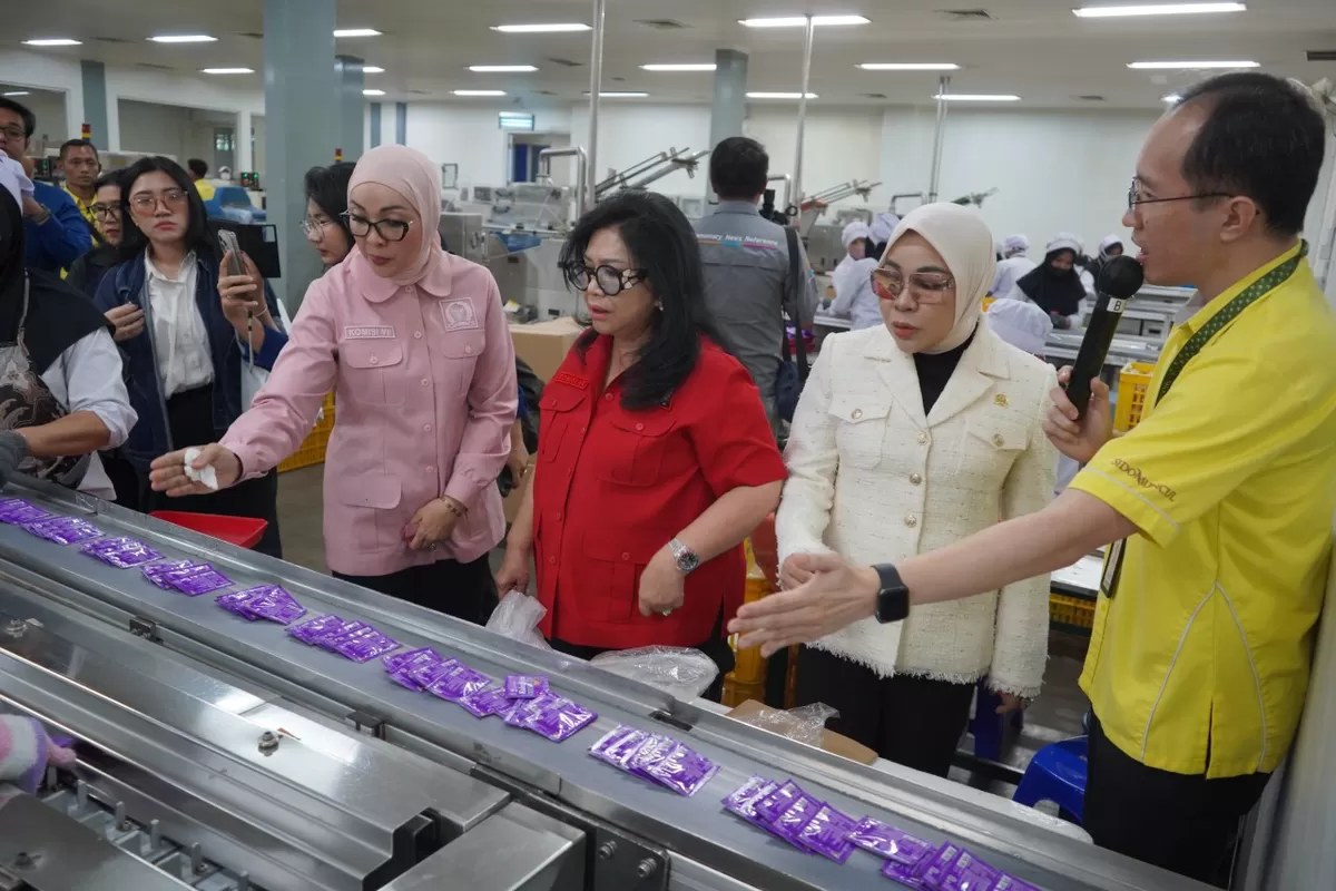 Tim Kerja Spesifik Komisi VII DPR RI dipimpin Evita Nursanty melihat proses produksi di pabrik Jamu dan Farmasi Sido Muncul, Bergas, Kabupaten Semarang, Jumat (23/1/2026).  (SP/Stefy Thenu)