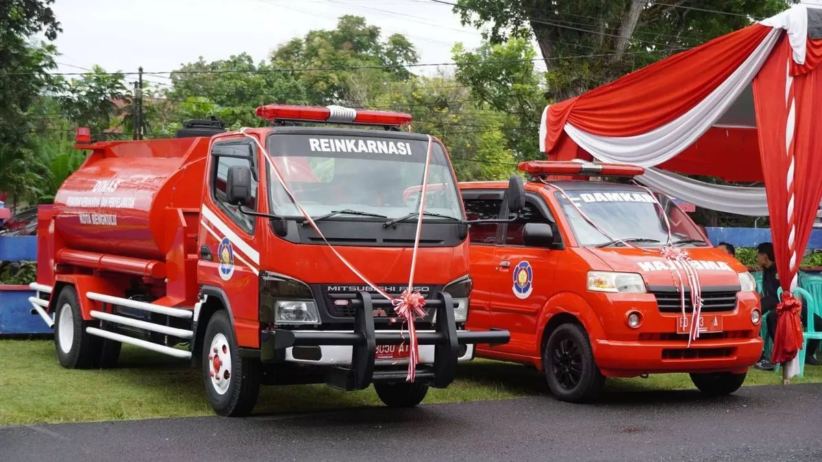 Wali Kota Bengkulu, Dedy Wahyudi serahkan bantuan 2 unit mobil ke Dinas Damkar Kota Bengkulu.(Foto/Ist)